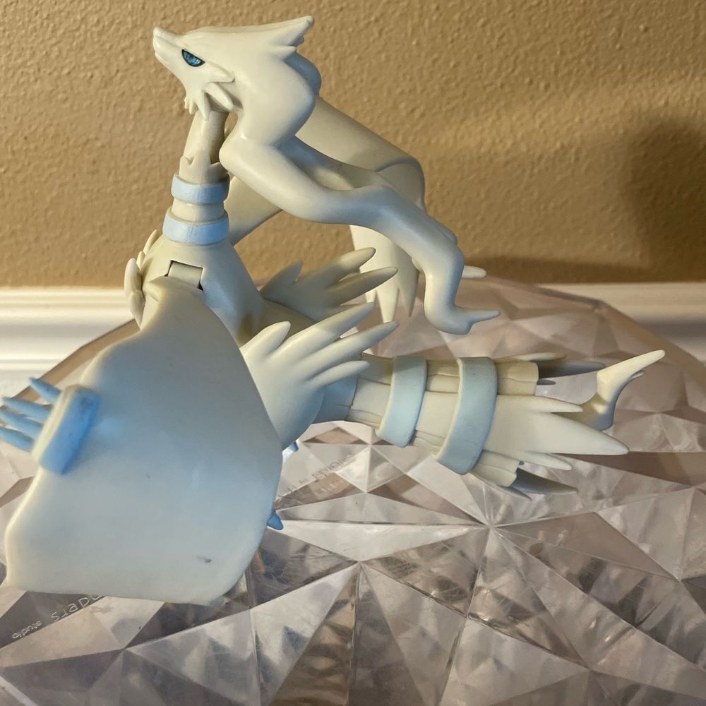 Pokemon White Dragon Figurine - Picture 5 of 15
